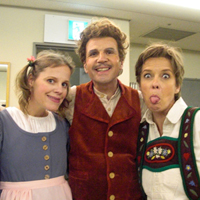 Backstage: Wolfgang Holzmair (Vater) mit seinen „Kindern“ Hänsel (Angelika Kirchschlager rechts) und Gretel (Camilla Tilling links) nach einer Aufführung von Humperdincks „Hänsel und Gretel“ auf einer Japan-Tournee unter Ozawa 2008